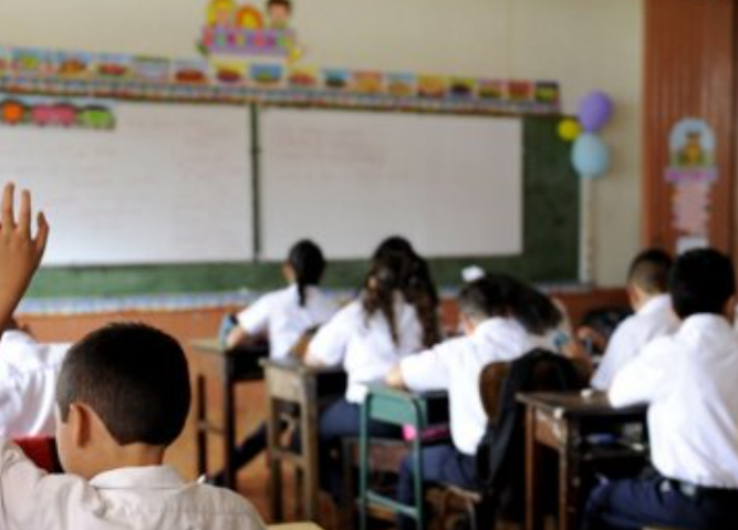 Imagen de niños sentados en el aula