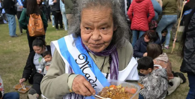 Mujer adulta mayor comiendo.