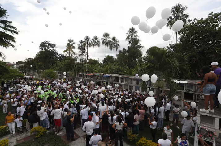 Familiares y amigos despiden a la niña Sofía Delgado de 12 años, asesinada el pasado 29 de septiembre por un hombre que reconoció el feminicidio.