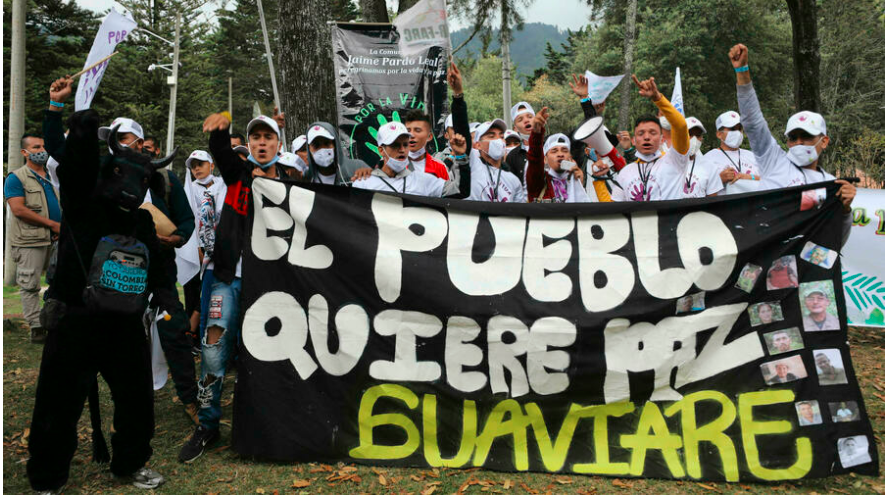 Manifestación de ex combatientes de las FARC y activistas sociales exigiendo el cumplimiento del acuerdo de paz