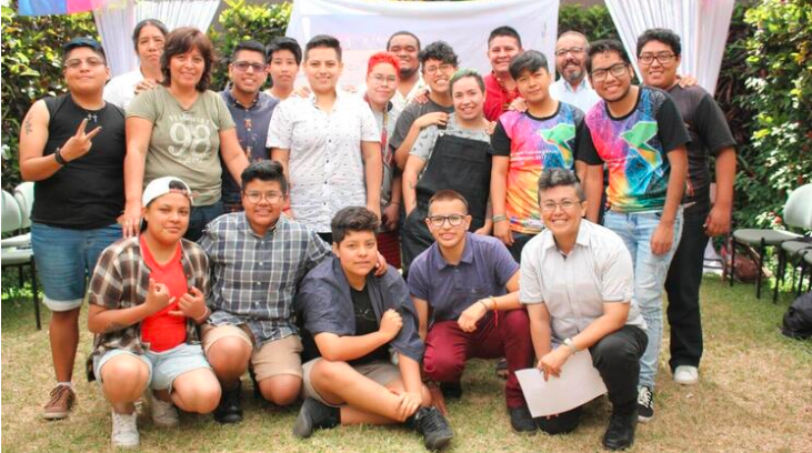 Veinte personas en fotografía del Primer Encuentro Nacional de Transmasculinidades organizado por Diversidades Trans Masculinas