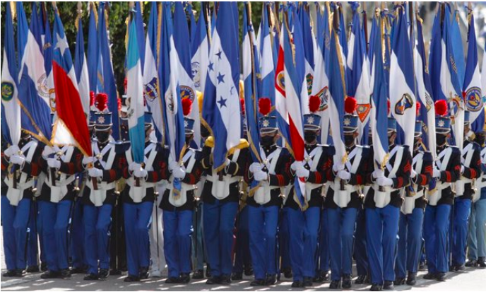 Personas con banderas celebrando la independencia de Honduras