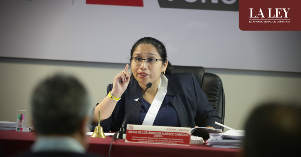 Mujer dirigi&eacute;ndose a persona a trav&eacute;s de un micr&oacute;fono