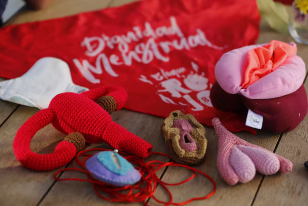 Tejidos rojos con tematica de ciclo menstrual