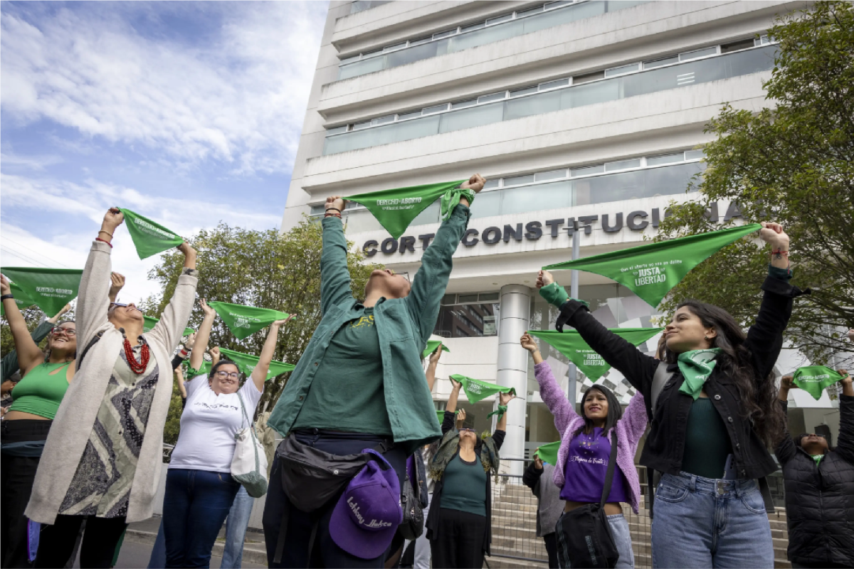 Protesta de Muejres con pañuelos verdes en favor al aborto