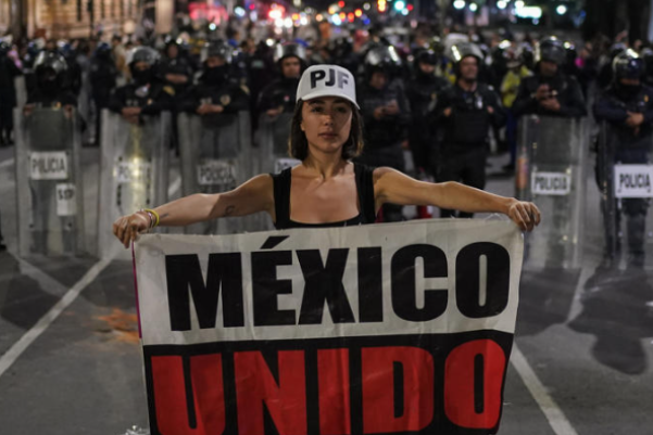 Mujer con cartel de protesta