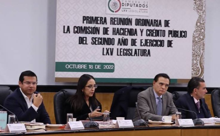 Cuatro diputados de la Comisión Hacendaria del Parlamento en México sentados en su curul