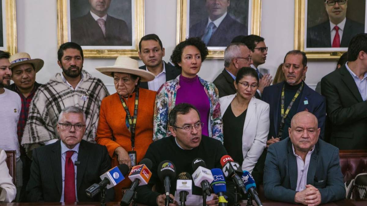 Grupo de personas frente a un micrófono