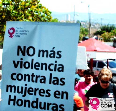 Mujeres marchando