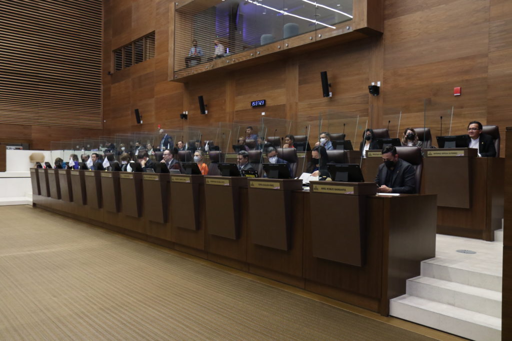 Foto de frente de los estrados legislativos