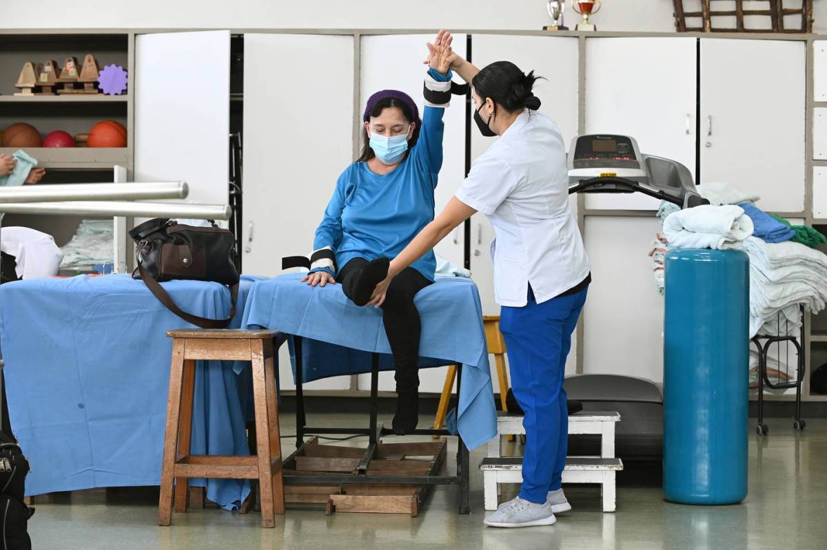 Terapeuta brindando sus servicios a una mujer adulta mayor