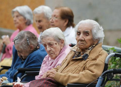 Adultos mayores sentados en fila