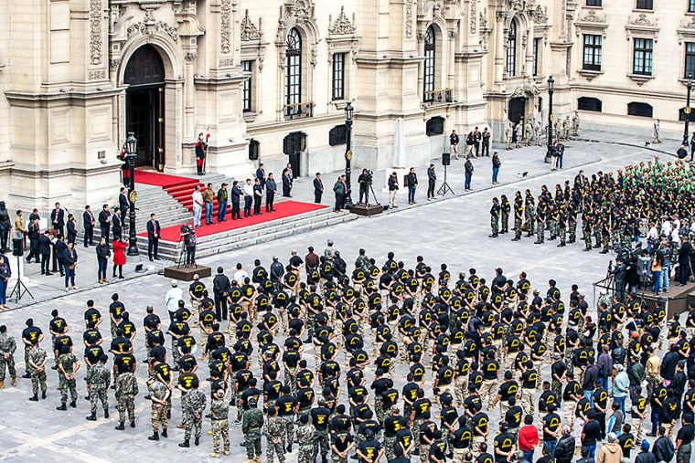Militares formados frente al Palacio de Gobernación, México