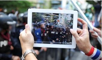 Imagen de IPad tomando fotograf&iacute;a de policias