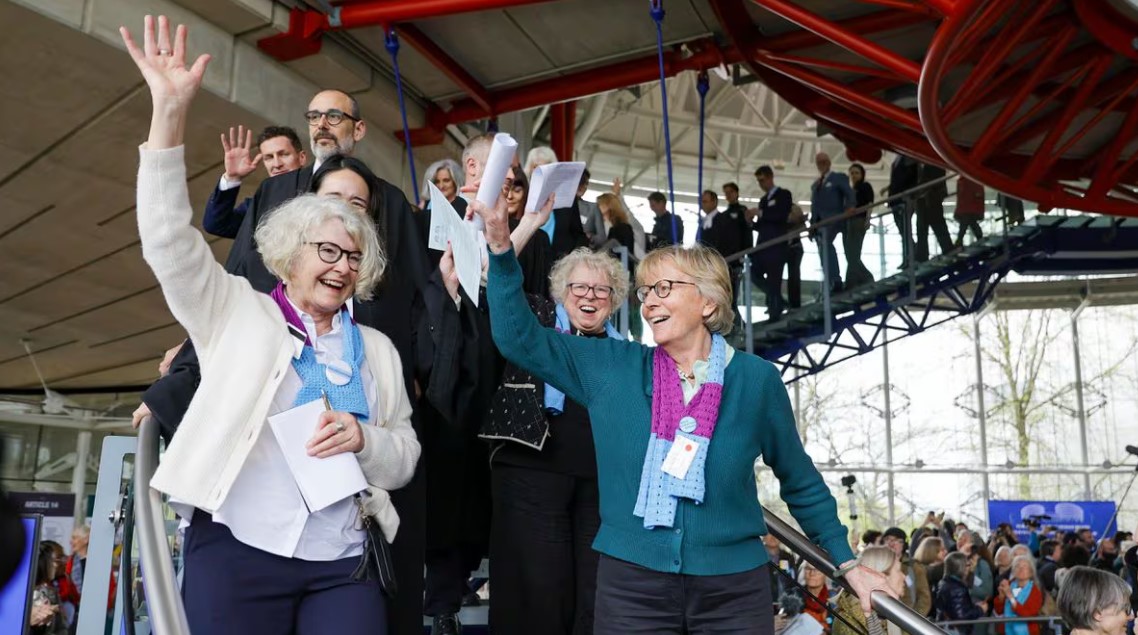 Activistas de la Asociaci&oacute;n Suiza de Mujeres Mayores por el Clima
