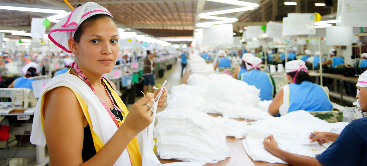 Mujer trabajadora en una f&aacute;brica de ropa.